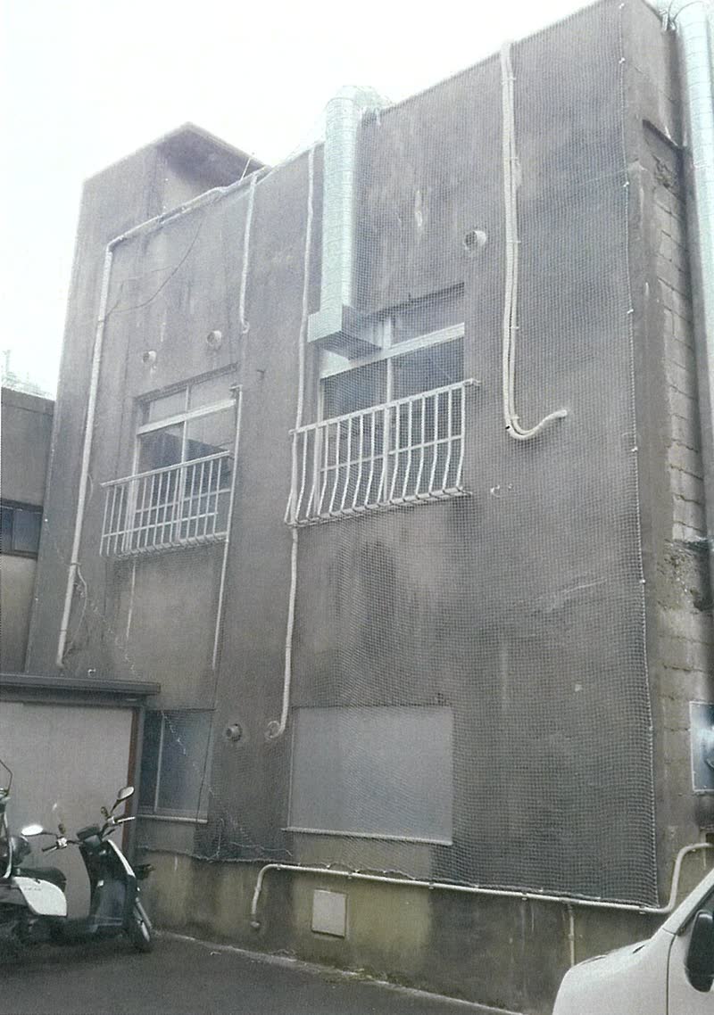 建物外壁に設置した剥落防止ネット