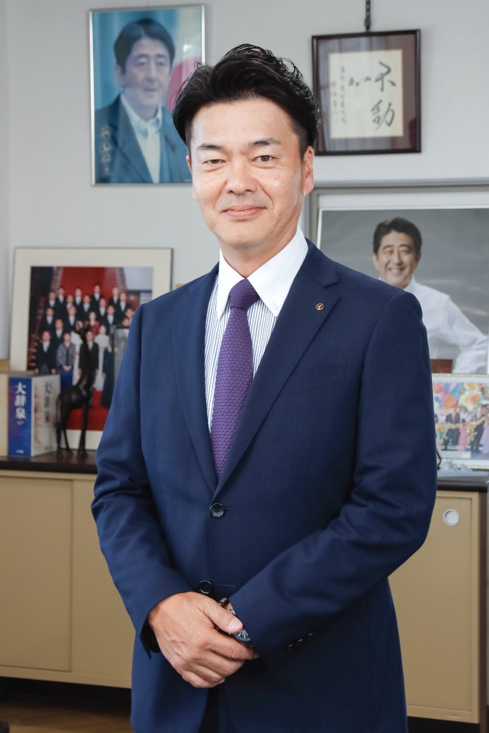 社長室に立つ代表取締役社長 伊藤雅彦