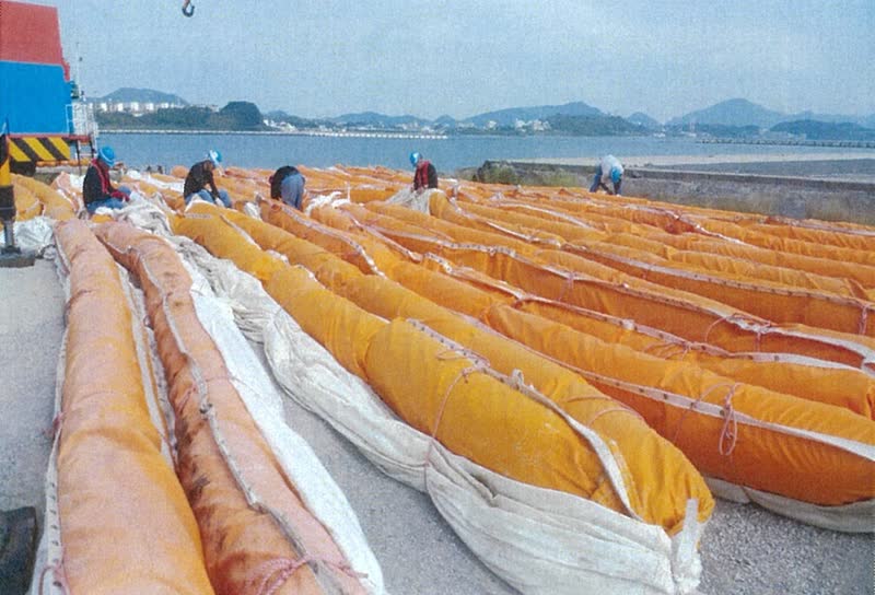 岸壁に並べられた汚濁防止膜